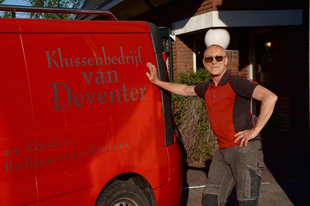Rob van Deventer, Klussenbedrijf Van Deventer, bij de bedrijfsbus